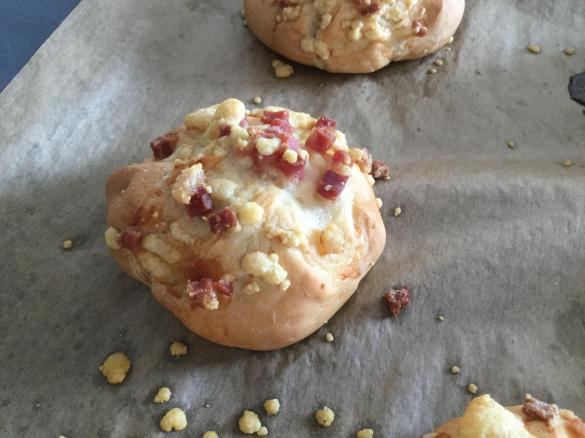 Rohrnudeln deftig mit Speckwürfeln