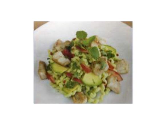 Nudeln mit Avocadosauce und Hähnchen 