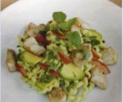Nudeln mit Avocadosauce und Hähnchen 