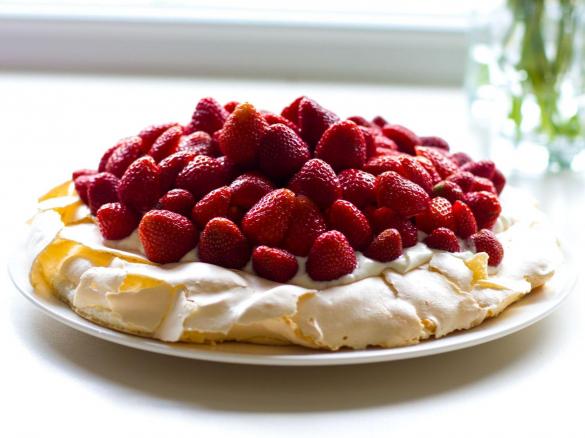Pavlova mit Erdbeeren