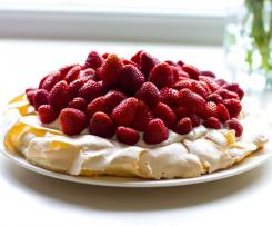 Pavlova mit Erdbeeren