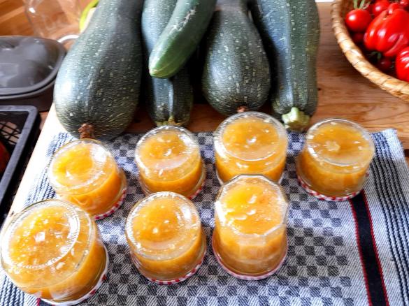 Zucchini Marmelade mit Apfel und Pfirsich