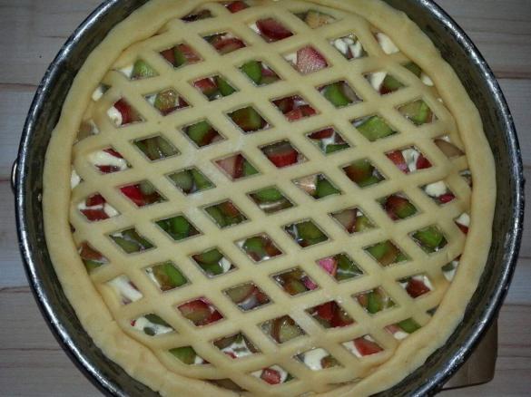 Gedeckter Rhabarberkuchen mit Quark