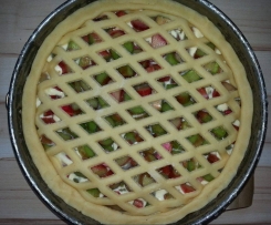 Gedeckter Rhabarberkuchen mit Quark
