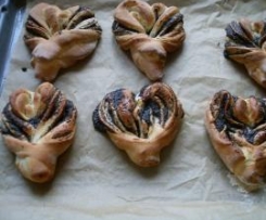 Valentins Hefeherzen mit Mohnfüllung