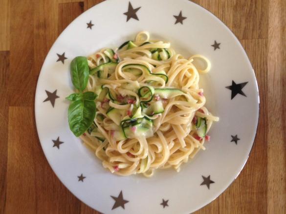 HPF - Carbonara Soße mit Zucchini-Streifen