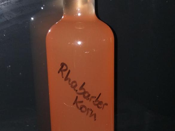 Rhabarber Schnaps mit Korn