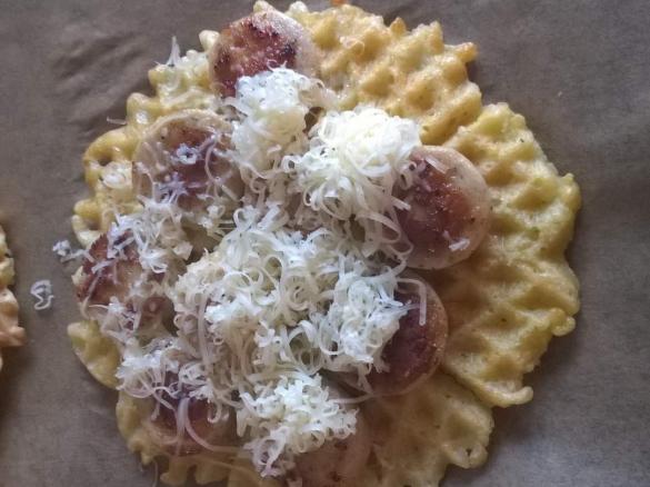 Variation von Kartoffelpuffer aus dem Waffeleisen mit Weißwurst und Käse überbacken
