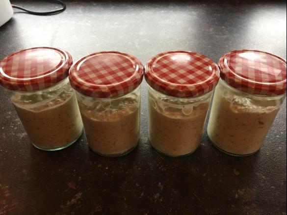 fruchtige Haferflocken im Glas