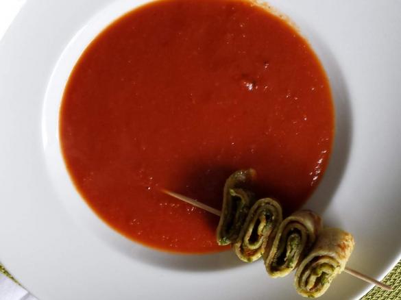 Tomatensuppe mit Crespelle-Spießen