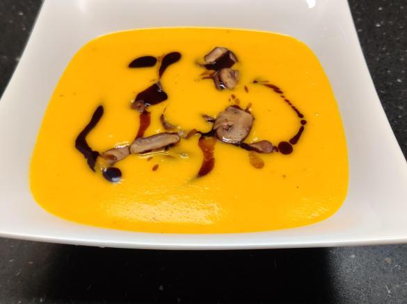 Kürbissuppe mit gebratenen Champignons
