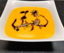 Kürbissuppe mit gebratenen Champignons