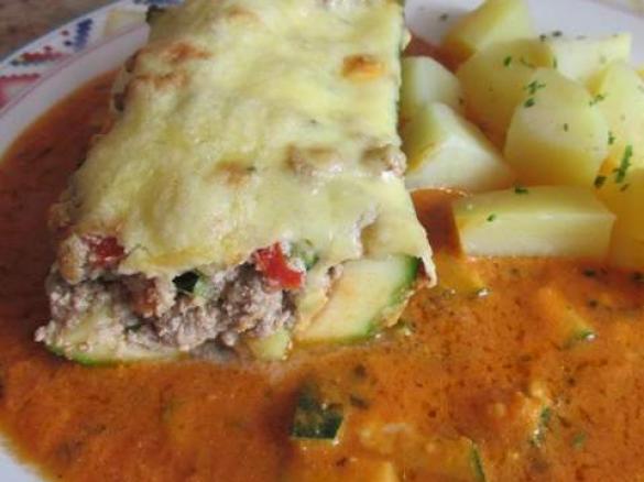 Überbackene Zucchini mit Hackfleischfüllung und Tomatensoße 