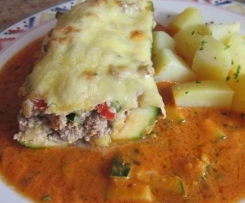 Überbackene Zucchini mit Hackfleischfüllung und Tomatensoße 