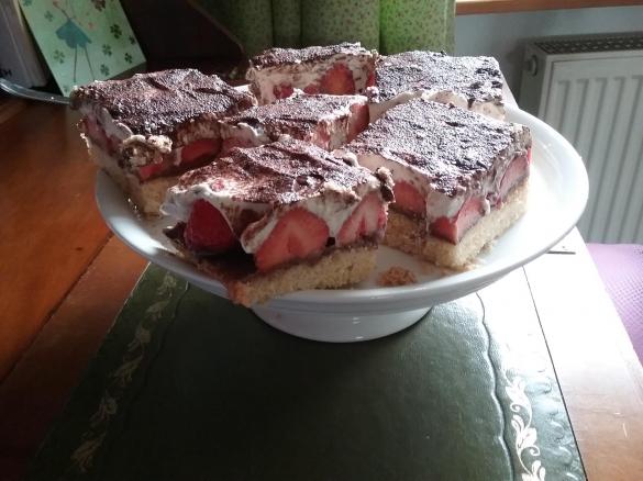 Erdbeer-Stracciatella -Schnitten