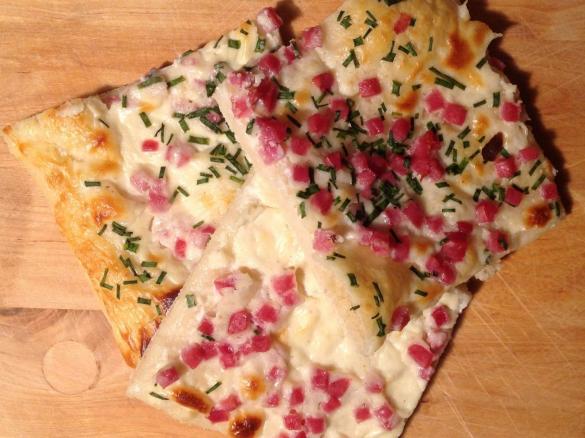 Käsiger Flammkuchen (ohne Zwiebeln)