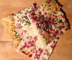 Käsiger Flammkuchen (ohne Zwiebeln)