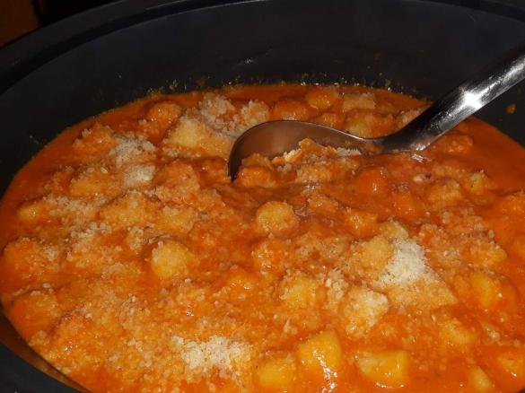 Tomaten-Sahne-Sauce mit gedämpften Gnocchi
