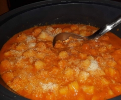 Tomaten-Sahne-Sauce mit gedämpften Gnocchi