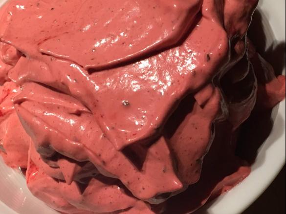 Brombeer-Softeis mit Schokolade