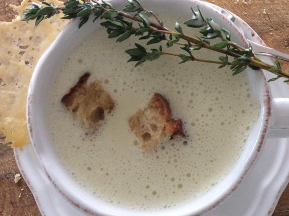 Knoblauchcremesuppe mit Thymian
