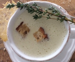 Knoblauchcremesuppe mit Thymian