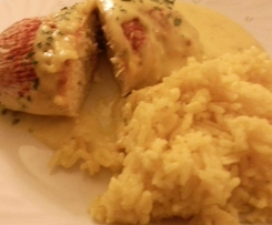 gefüllte Putenrouladen im Kurkumabad und gelben Reis