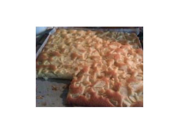 Blechkuchen mit Früchten (Sauerkirschen/Äpfel)