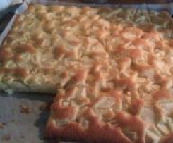 Blechkuchen mit Früchten (Sauerkirschen/Äpfel)