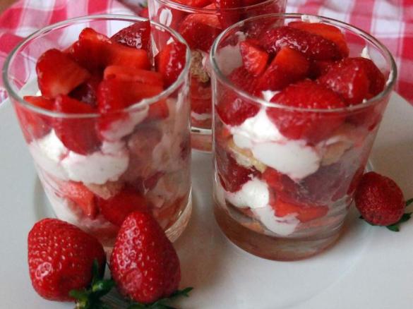 Erdbeer-Mascarpone-Trifle - mit Holunderblütensirup verfeinert