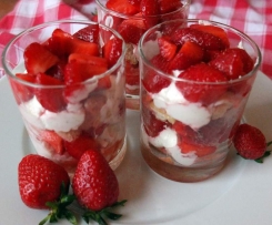 Erdbeer-Mascarpone-Trifle - mit Holunderblütensirup verfeinert