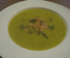 Gewürzgurkensuppe mit Lachsstreifen