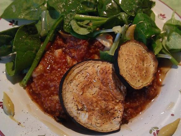 Tomaten Couscous mit Aubergine, Zucchini und Spinat Topping - vegan - veggie - fitness - gesund - low fat 