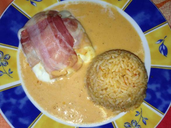 Mozzarella gefüllt mit Reis und Tomaten-Sahne-Soße