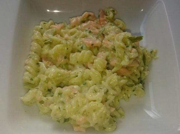 Variation von All-In-One Nudeln in Lachs-Sahnesauce