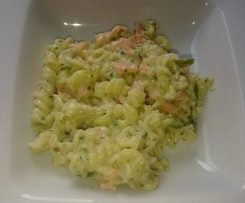 Variation von All-In-One Nudeln in Lachs-Sahnesauce