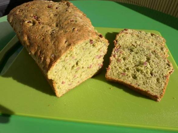 Kräuterbrot mit Käse und Schinken