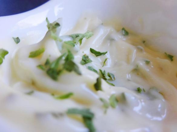 Remoulade mit Spiegel-Speck-Ei auf Knusper-Brot