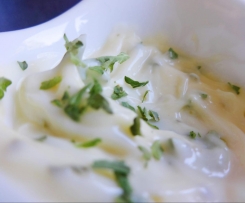 Remoulade mit Spiegel-Speck-Ei auf Knusper-Brot