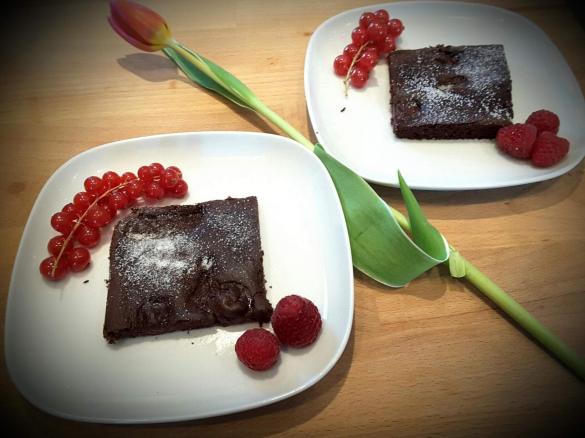 vegane eiweißreiche Brownies mit Kirschen