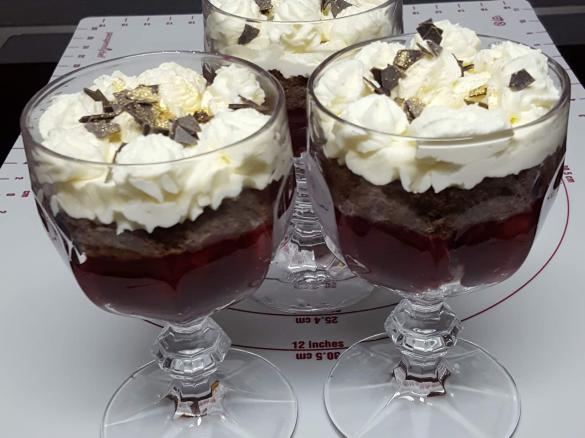 Schwarzwälder Kirschtorte im Glas