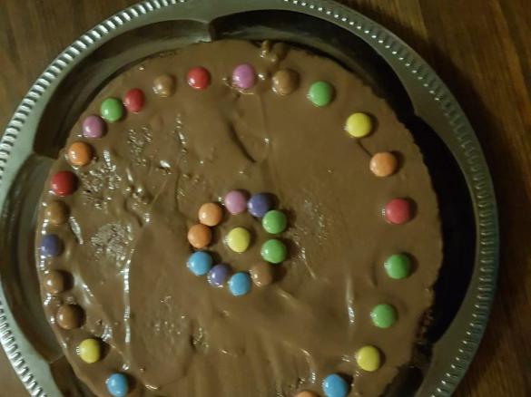 Kuchen mit gehackten Apfel, Zimt und Vollmilchglasur