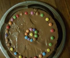 Kuchen mit gehackten Apfel, Zimt und Vollmilchglasur