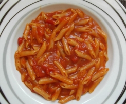 Variation von Nudeln in Tomatensoße