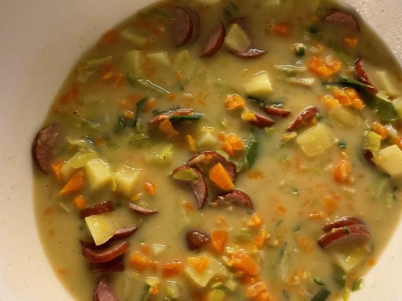 Kartoffelsuppe mit Cabanossi, Möhren und Porree