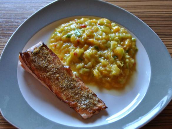 Gurken-Mango Relish mit Currylachs