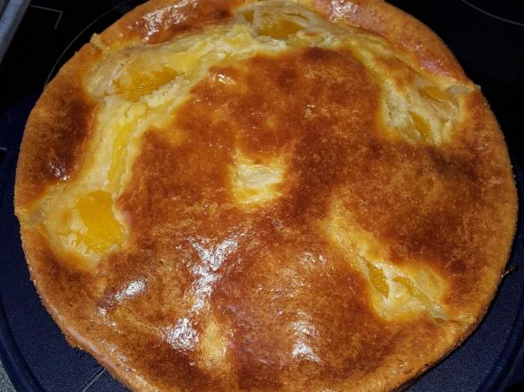 Pfirsich-Schmand-Kuchen mit Puddingfüllung