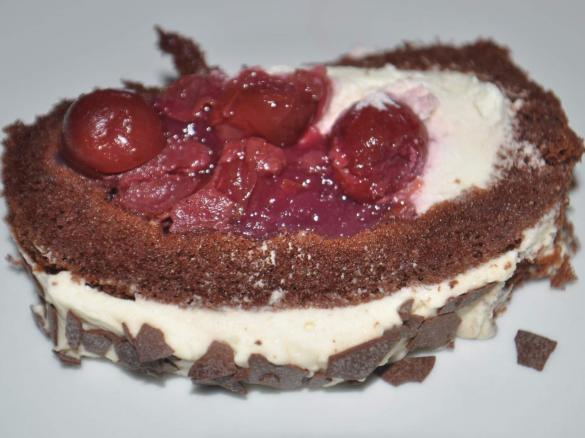 Schwarzwälder Biskuitrolle (Kirsch-Sahne-Rolle)