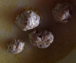 Zwiebelsuppe mit Puten-Hackbällchen