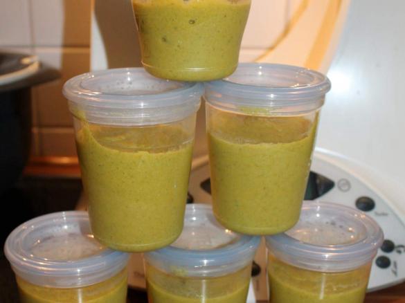 Brokkoli-Möhren-Brei mit Hähnchen